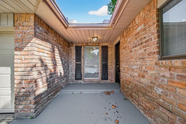 Building Photo - 811 Lochmoor Ln