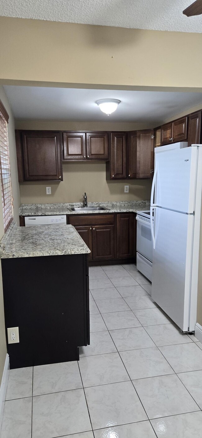 Building Photo - 134 Burgundy B