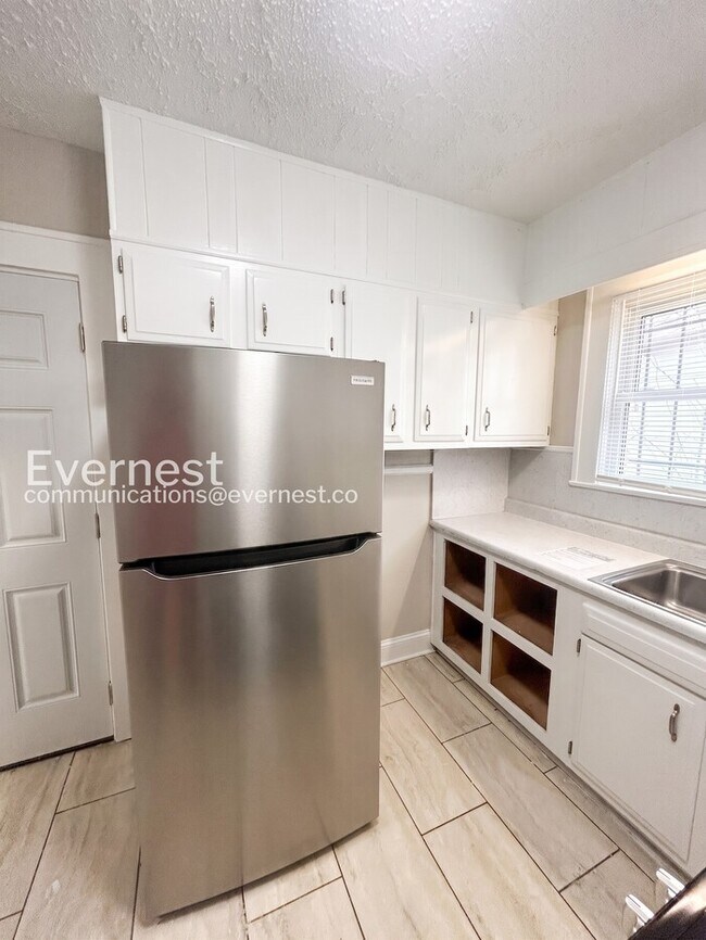 Foto del edificio - 856 N Cameron Ave