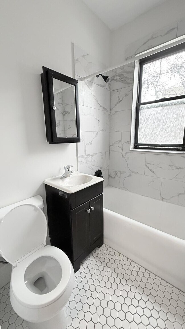 Foto del edificio - 0 bedroom in Chicago IL 60613