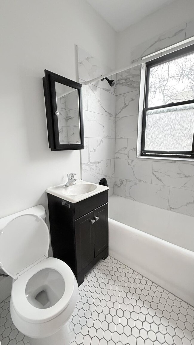 Building Photo - 0 bedroom in Chicago IL 60613