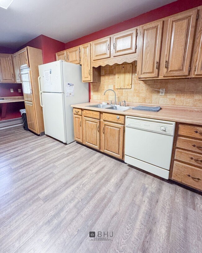 Building Photo - SHORT TERM 6 MONTH ONLY - Dog Friendly 3 b...
