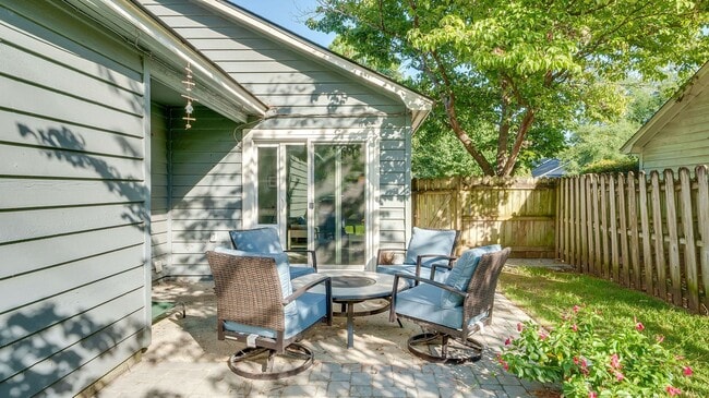 Foto del edificio - 3 bedroom 2 bathroom house in Chelsea Park - Mt.Pleasant