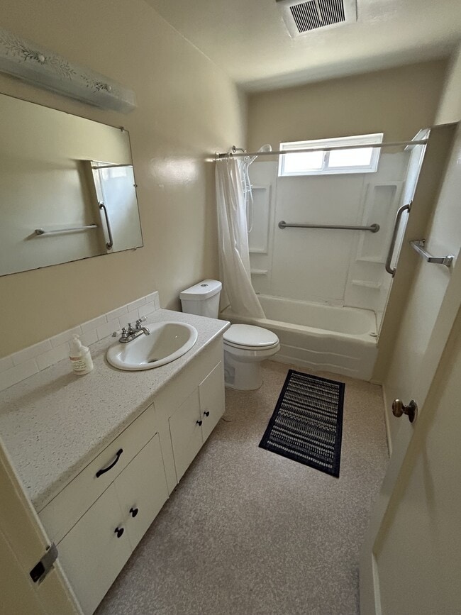 Foto del edificio - 740 Rougeot Pl