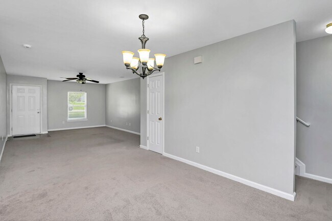 Foto del edificio - Freshly Updated 3 bedroom Home with New Roof & Spacious Backyard!