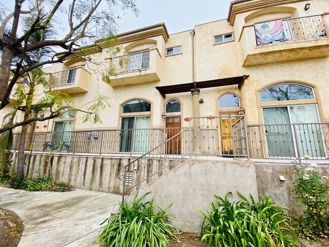 Building Photo - 8844 Darby Ave