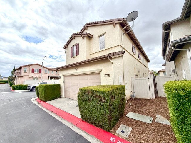Building Photo - Charming 3 Bedroom Bel Flora Home with Private Patio & Amenities