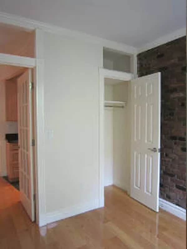 Building Photo - 420 E 8th St