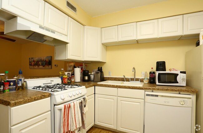 2BR-1BA Kitchen - Hyde Park Court Apartments