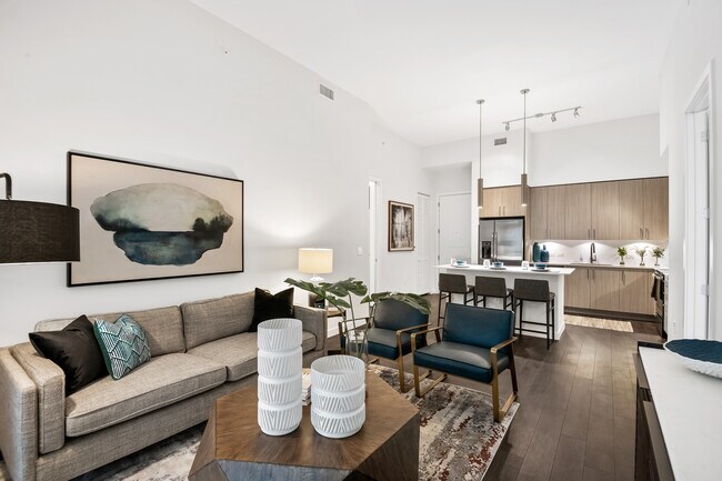 Áreas de cocina, sala de estar y comedor con pisos de tablones de vinilo de superficie dura - Avalon Fort Lauderdale