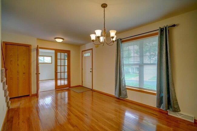 Building Photo - 1233 Jasmine Dr