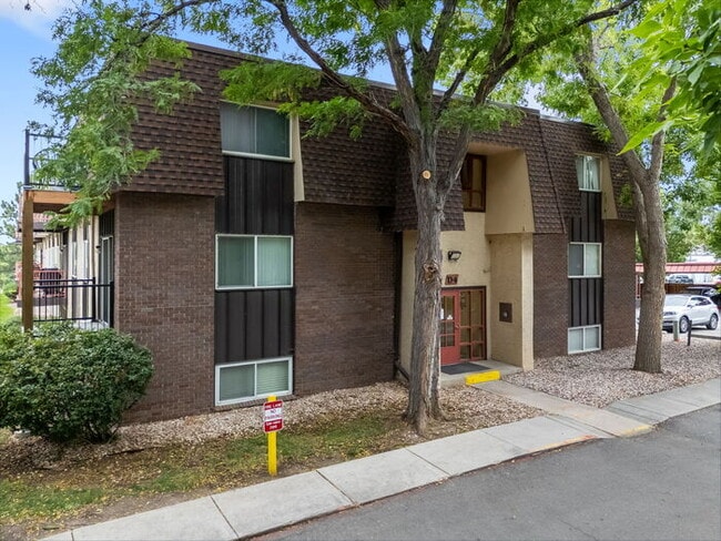 Building Photo - 2BR SFR • Stainless Appliances • Resort Amenities in Denver