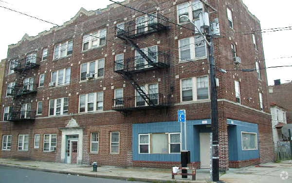 Primary Photo - 99 Pine St