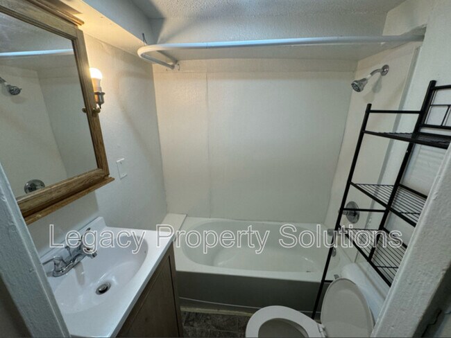 Building Photo - 806 N 1st St