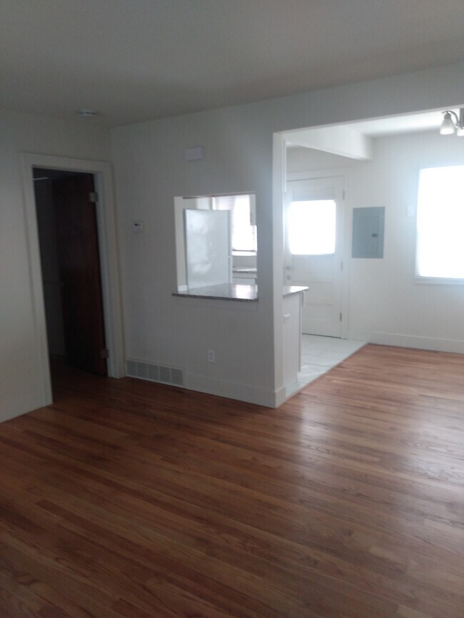 Building Photo - 1529 W Farnum Ave