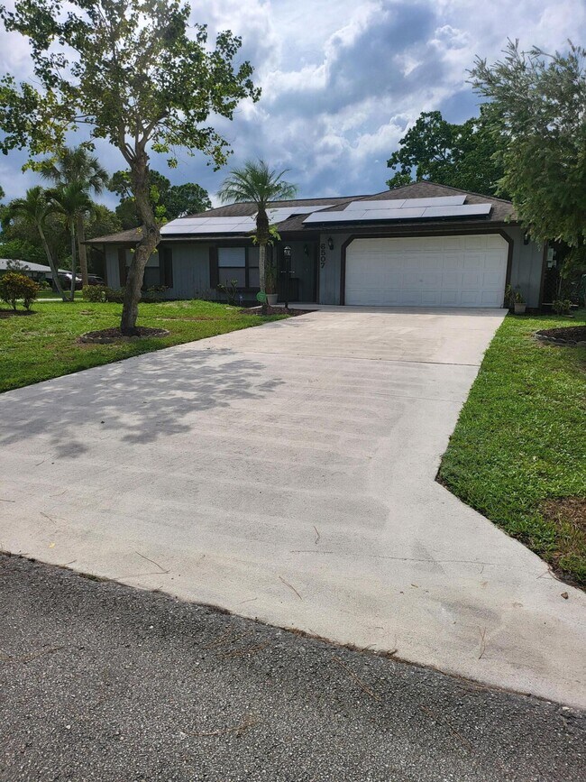 Building Photo - 6507 Green Dolphin St