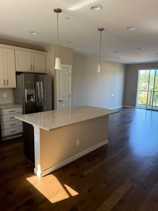 Building Photo - 3bd/2.25ba Lake Forest Park Townhome