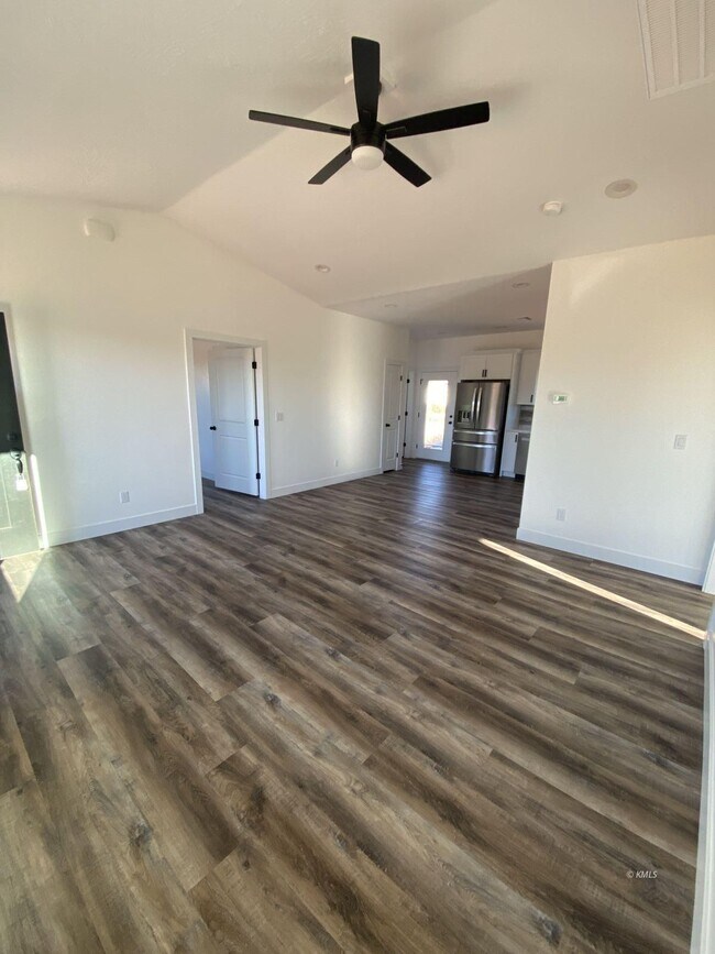 Foto del edificio - 742 W Vance Dr