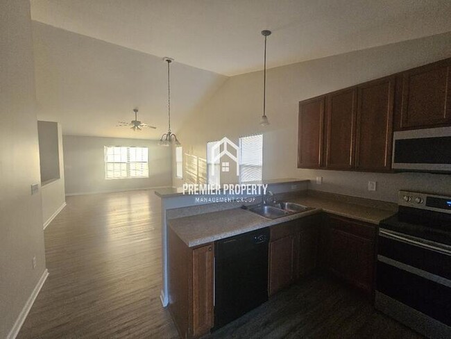 Building Photo - 326 Huntleigh - Available Now!