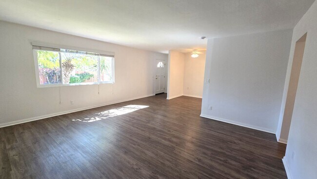 Foto del edificio - Spacious, 2BD/2BA with Fenced Yard and Sha...