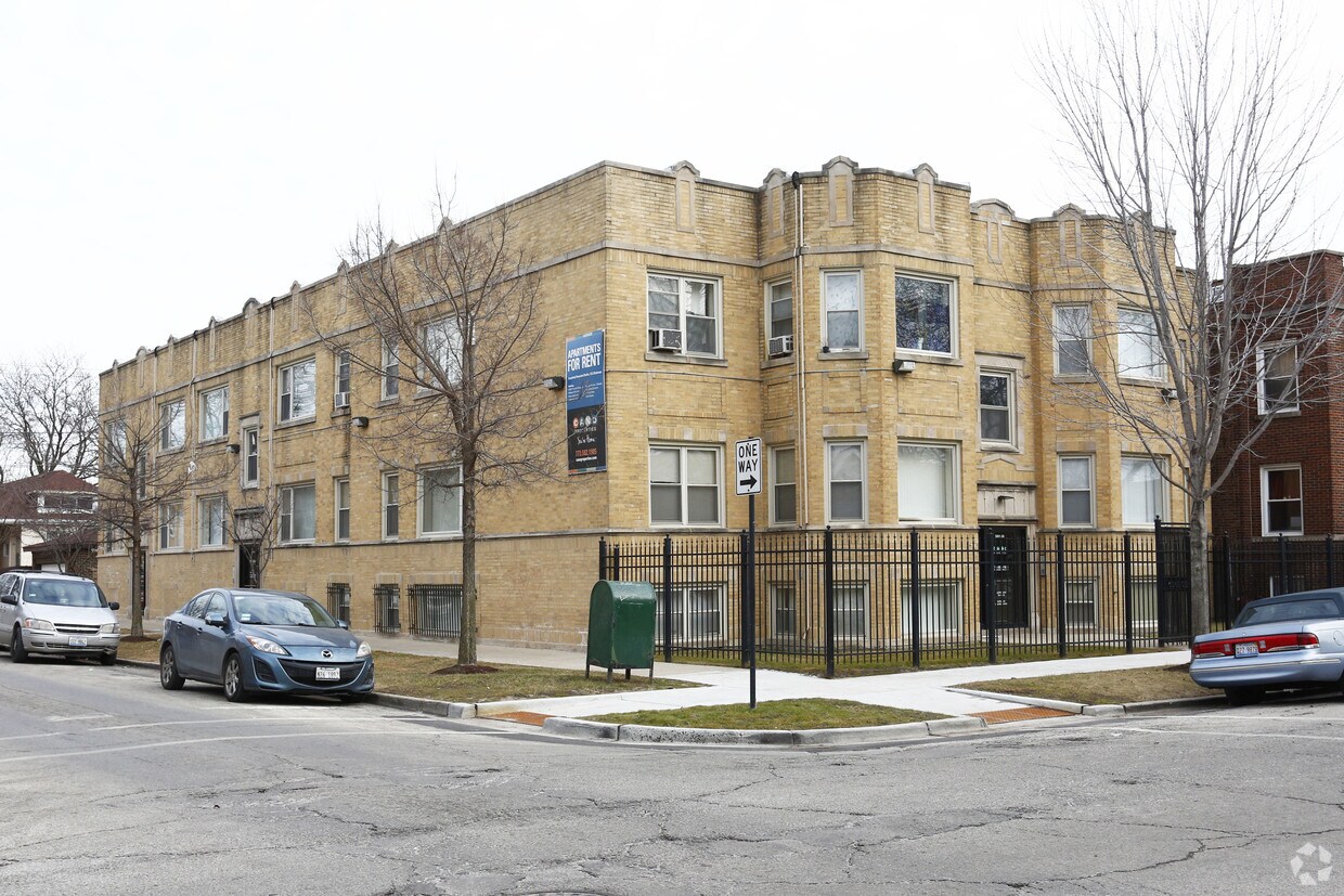 Primary Photo - 6001-6005 S Whipple St
