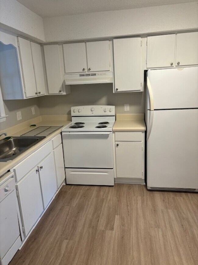 Building Photo - Burlington / Townhome