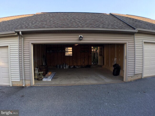 Building Photo - 2235 Village Square Rd