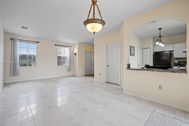 Building Photo - 627 E Mowry Ct