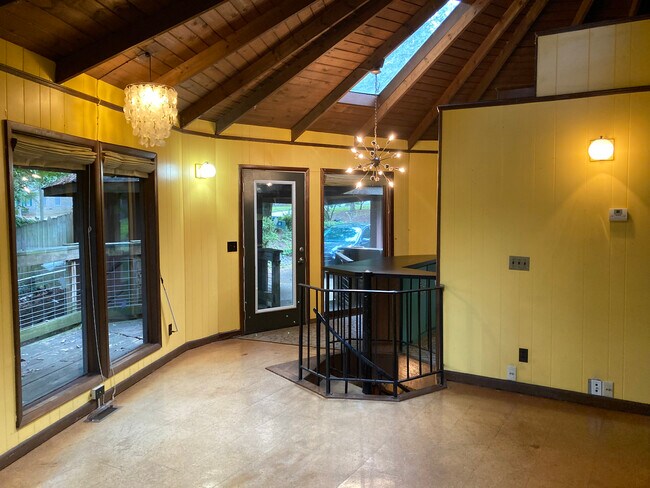 Vista desde la sala de estar hacia las escaleras y la entrada. - 814 Tullahoma Dr