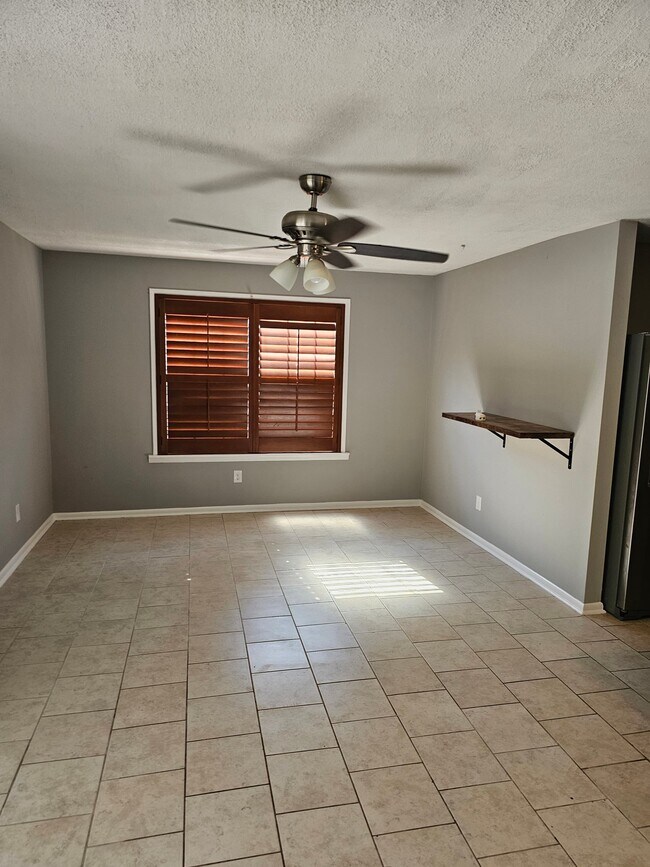 Foto del edificio - 1422 Ridgewood Dr