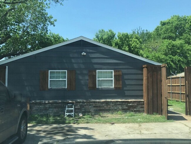 Building Photo - 600 N East St