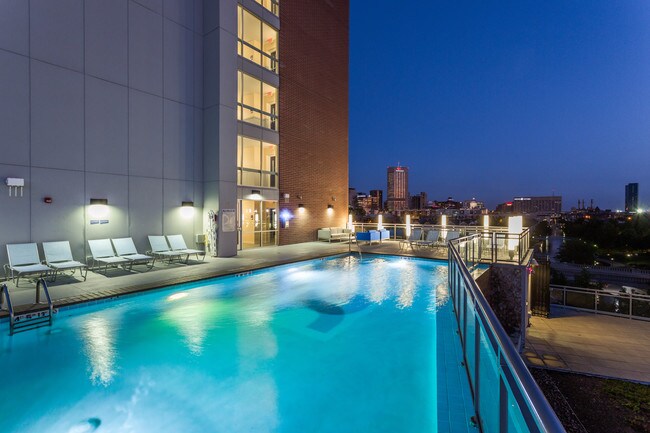 Piscina en la noche - 9 On Canal