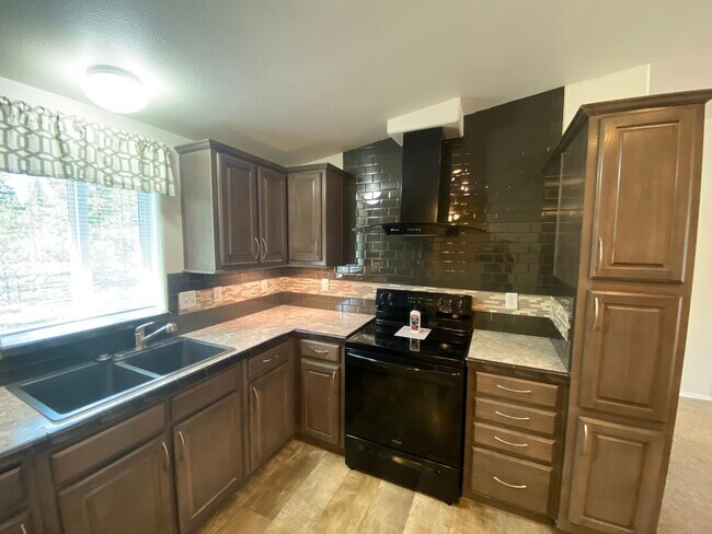 Foto del edificio - Gorgeous Home w/Huge Shop in La Pine!