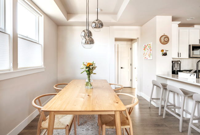 Dining table - 20563 Gloucester Ln