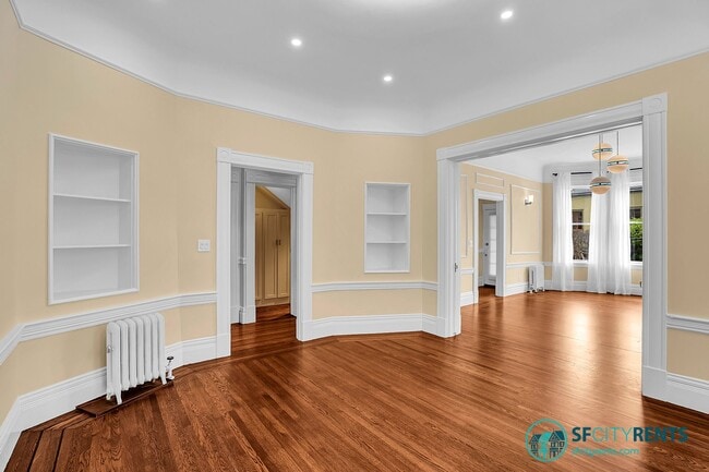 Foto del edificio - Pacific Heights: Remodeled Bi-Level Condo w/ Private Yard & Garage near Alta Vista Park
