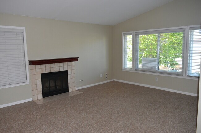 Building Photo - $5,500- 4 Bed 2 Bath House in the Quail Ga...
