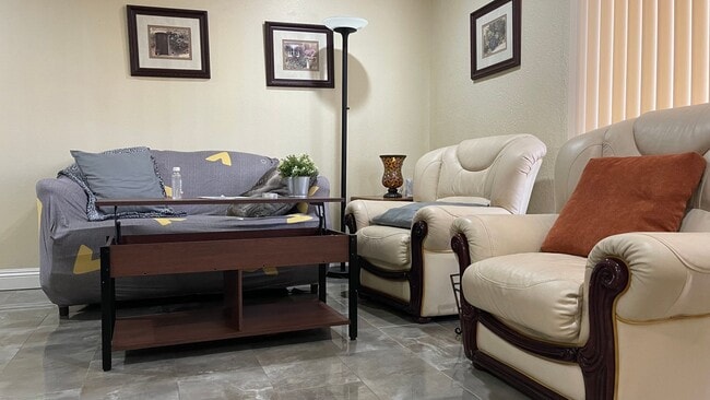 Foto del edificio - Furnished Spacious 2 Bedroom Condo on First Floor