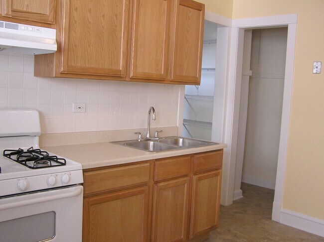 Cocina con despensa - 5959 N Magnolia Ave