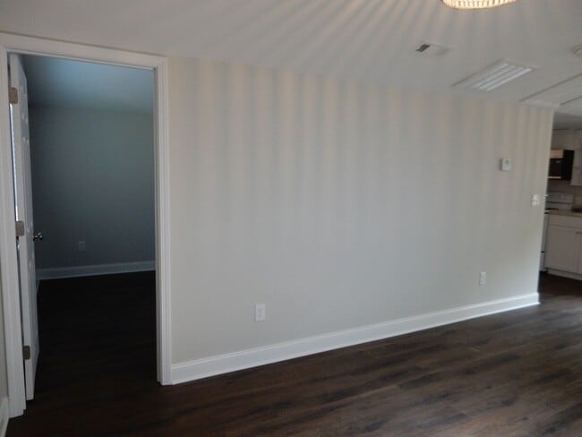 Building Photo - "Tiny" home offers one level living - WALK...