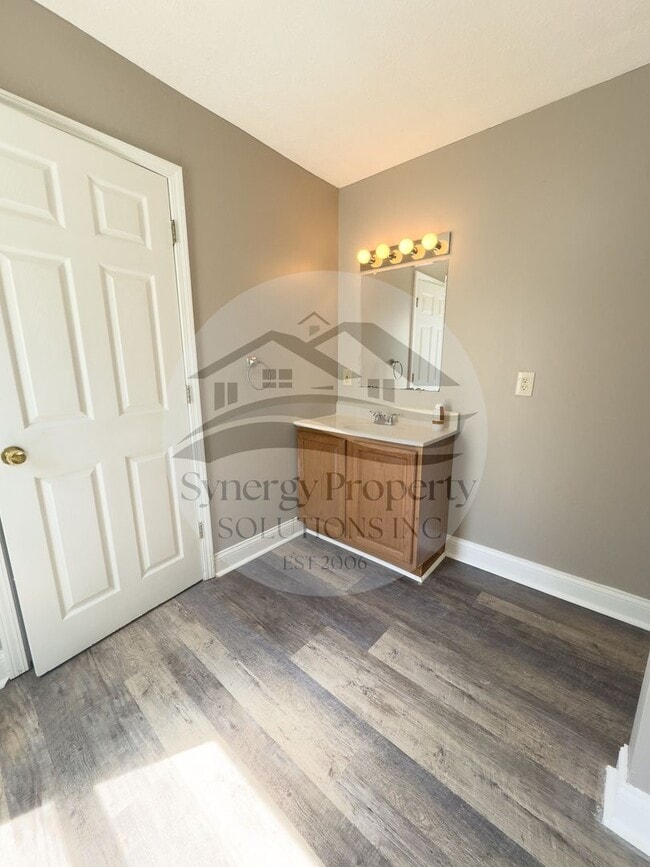 Building Photo - LARGE CRESTLINE HOUSE