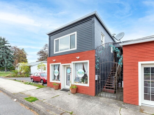 Building Photo - 9041-9049-9049 NE Sandy Blvd