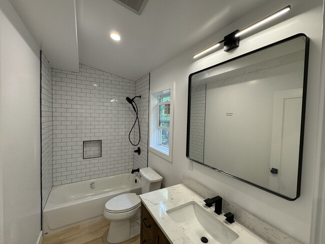 Ensuite Bathroom 523-1/2 - 521 Mission St