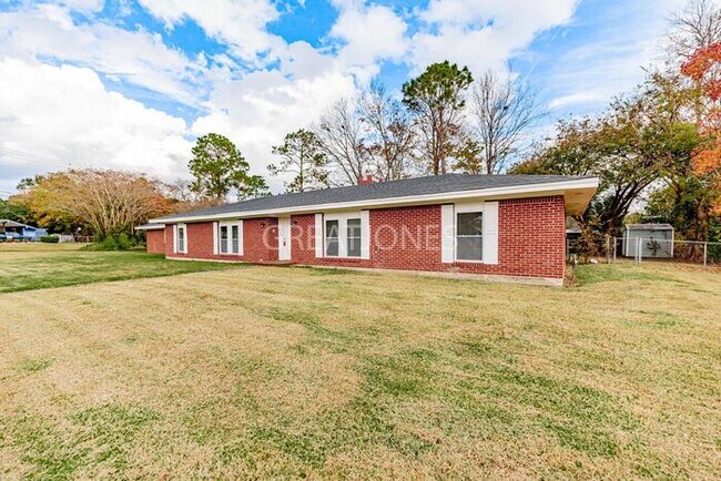 Building Photo - 3401 Sommerville Dr