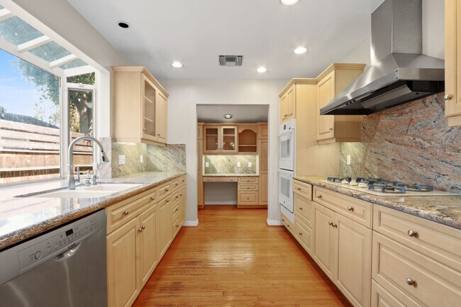Building Photo - Expansive Mar Vista Single Story Home with...