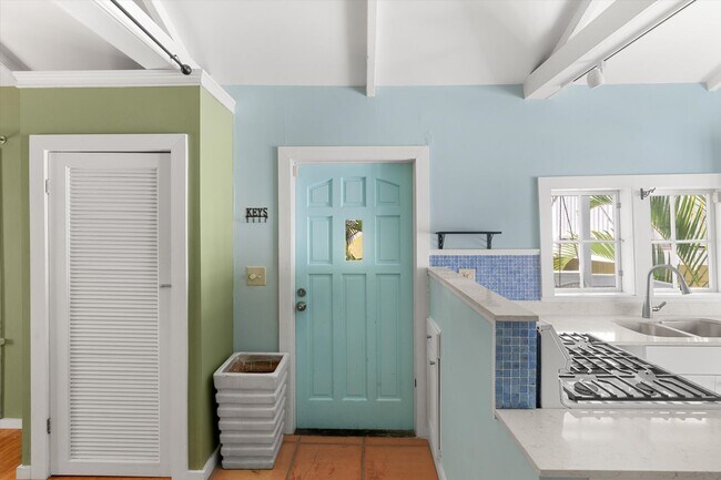 Foto del edificio - Cozy 1BR/1BA Apartment on Seminary Street ...