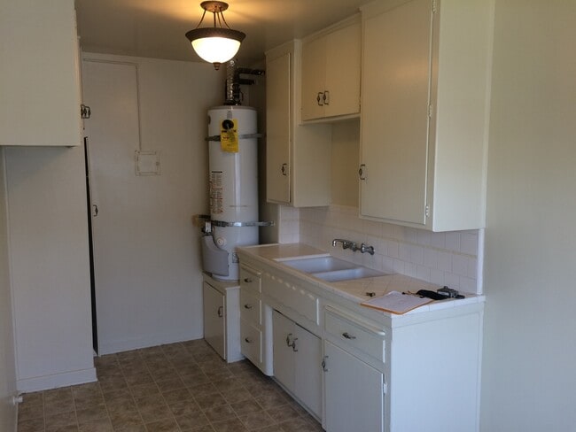 Building Photo - Upper One bedroom unit - South Gate!!