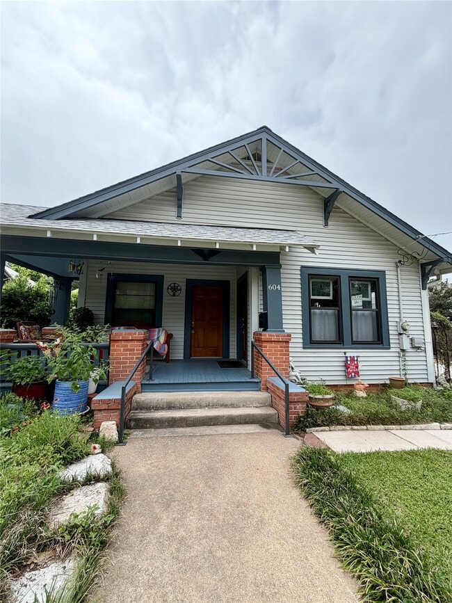 Building Photo - 604 S Park St