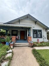 Building Photo - 604 S Park St