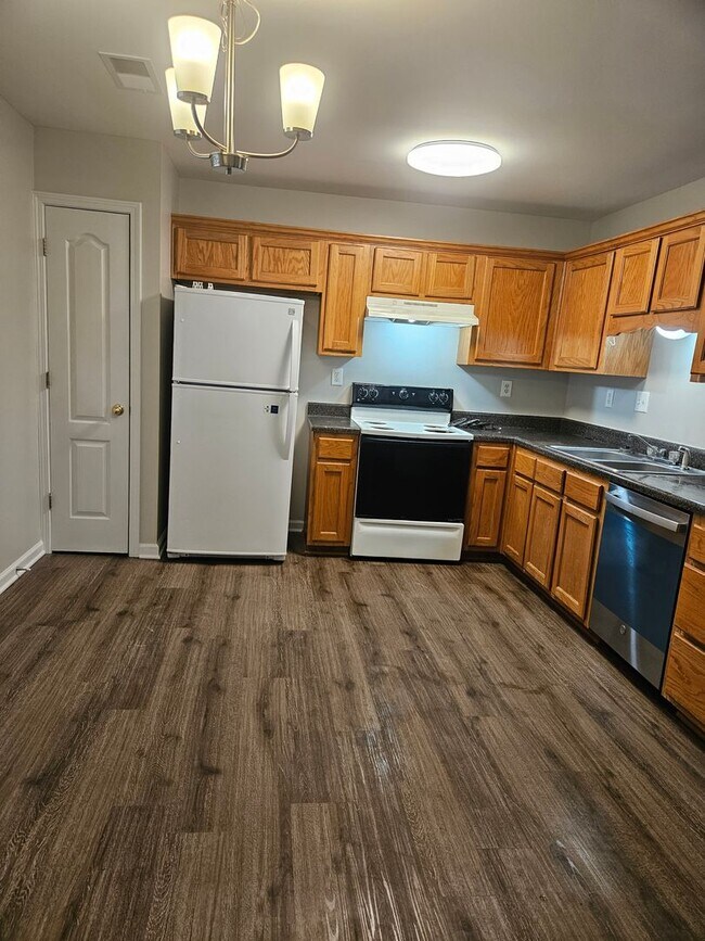 Foto del edificio - COMING SOON- MUST HAVE GOOD CREDIT!