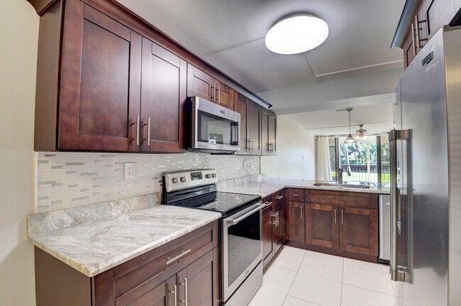 Building Photo - 13 Royal Palm Way